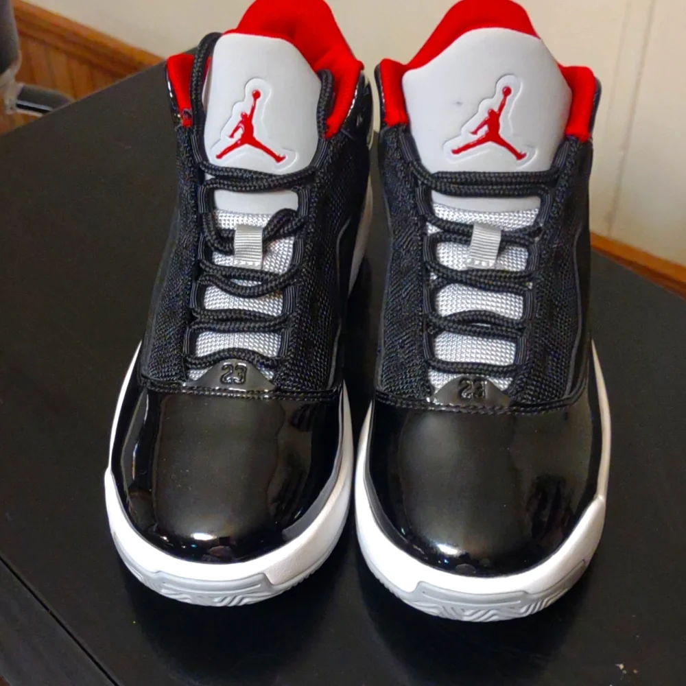 Jordan Max Aura 2 Youth 4y Basketball Shoes Black Gym Red Wolf Grey